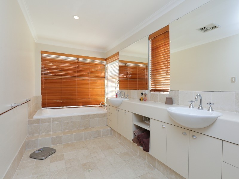 10 Tranquility Place, Maddington WA 6109