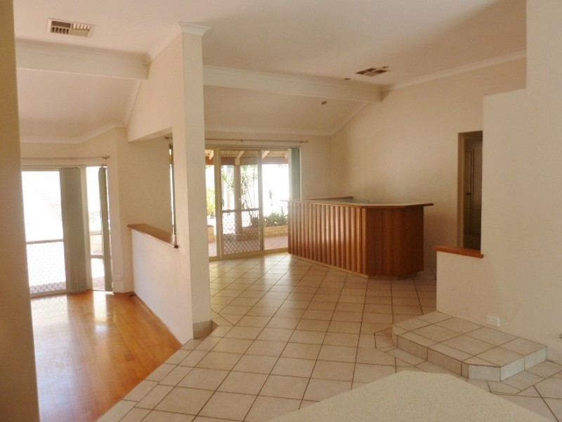 4 Everglades Close, Bibra Lake WA 6163