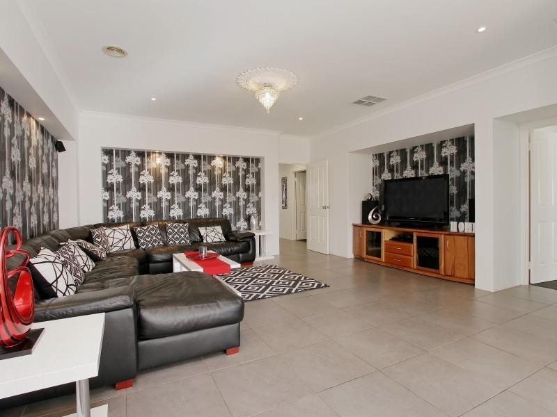 11 Cuthbert Street, Canning Vale WA 6155