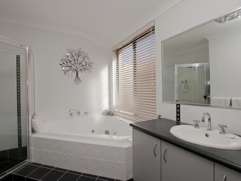 11 Cuthbert Street, Canning Vale WA 6155