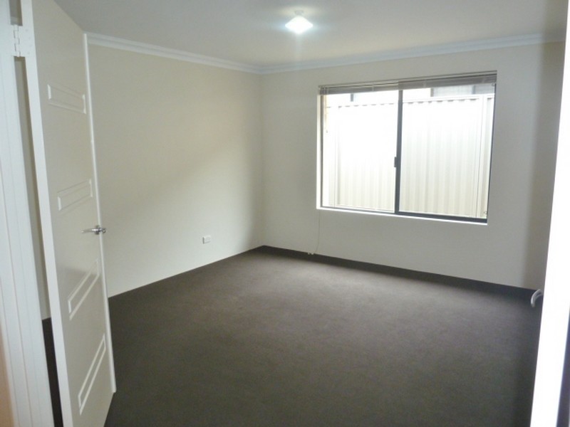 52 Hillhouse Way, Piara Waters WA 6112