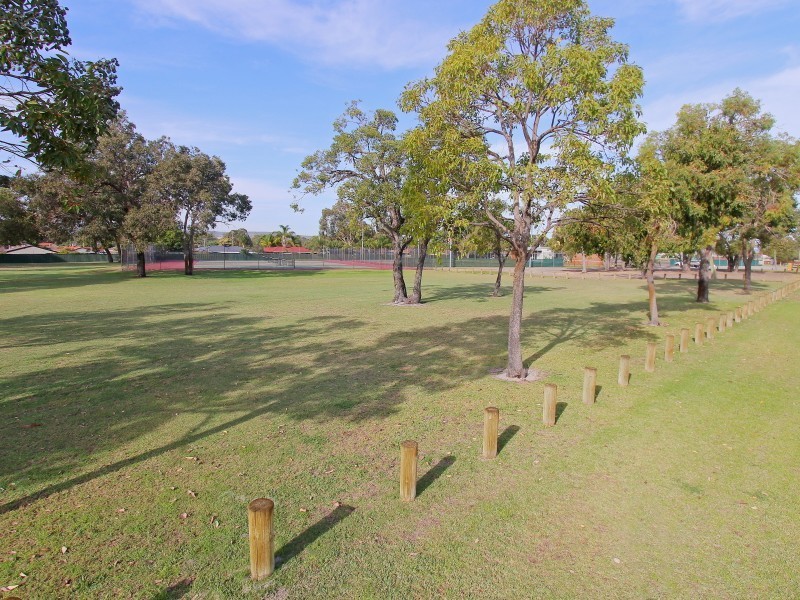 25 Thornlie Avenue, Thornlie WA 6108
