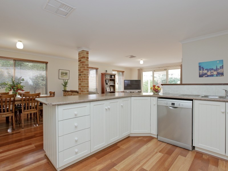 24 Hunt Street, Thornlie WA 6108