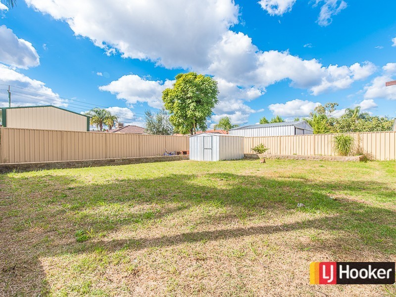 16 McGrath Place, Seville Grove WA 6112