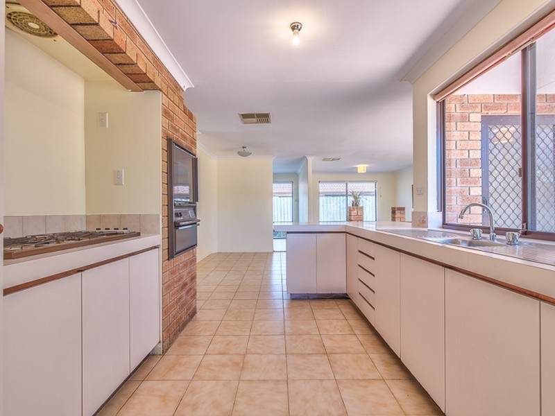 26 Regal Drive, Thornlie WA 6108