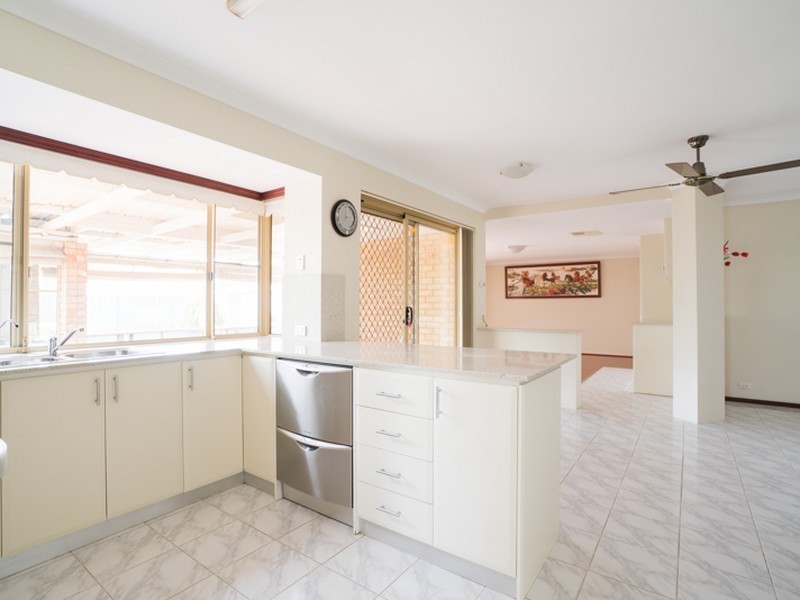 30 Stonecreek Close, Thornlie WA 6108