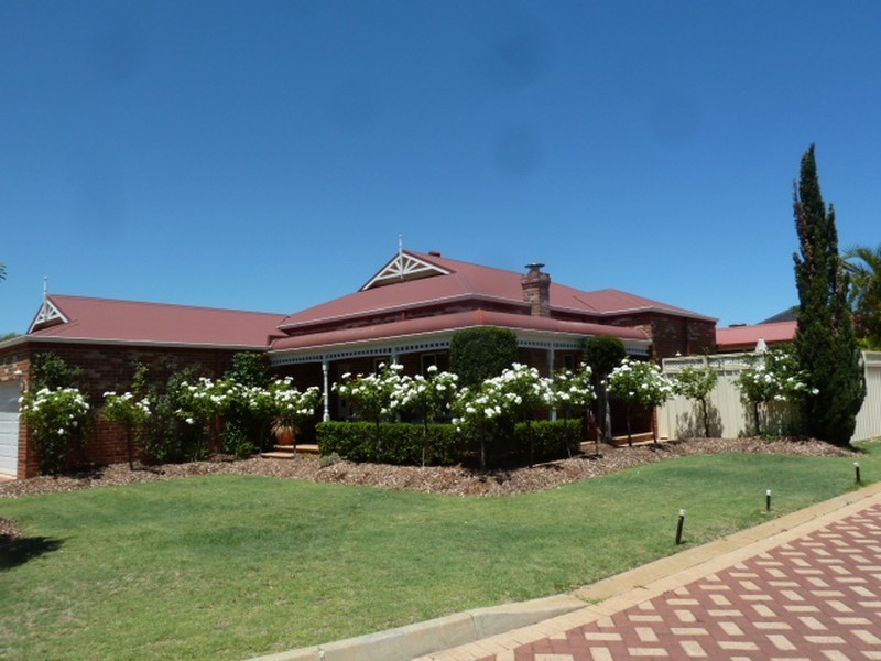 51 Waterperry Drive, Canning Vale WA 6155