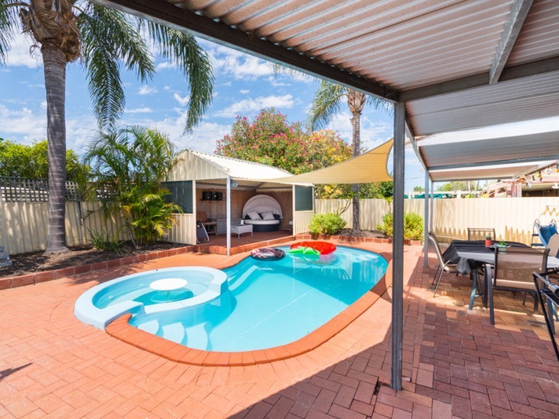 4 Whiteman Street, Thornlie WA 6108