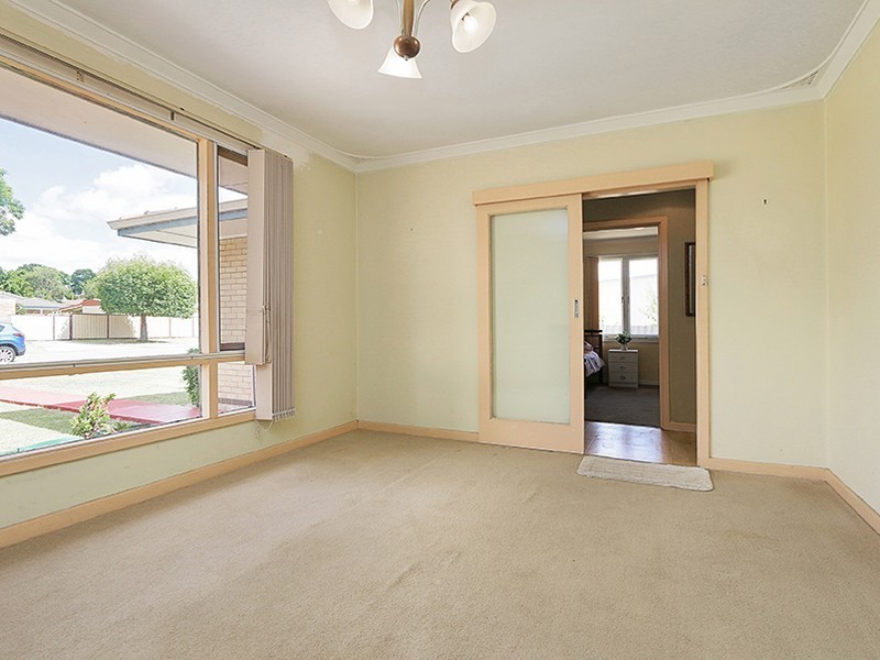 4 Coops Avenue, Thornlie WA 6108