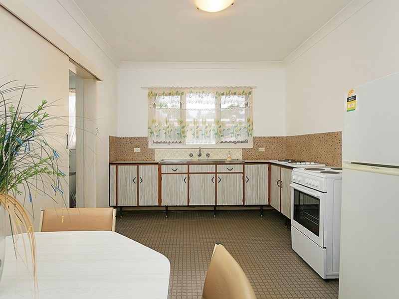 4 Coops Avenue, Thornlie WA 6108