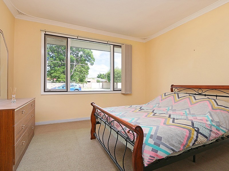 4 Coops Avenue, Thornlie WA 6108