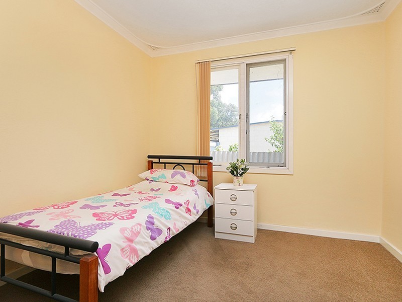 4 Coops Avenue, Thornlie WA 6108