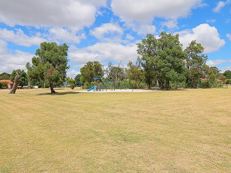 4 Coops Avenue, Thornlie WA 6108