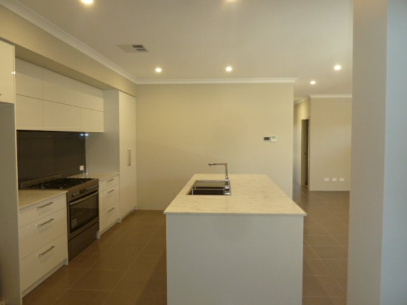 7 Macadamia Loop, Piara Waters WA 6112