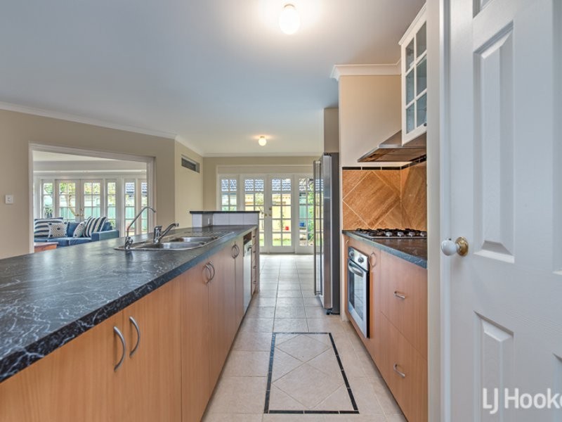 15 Merlin Way, Wattle Grove WA 6107