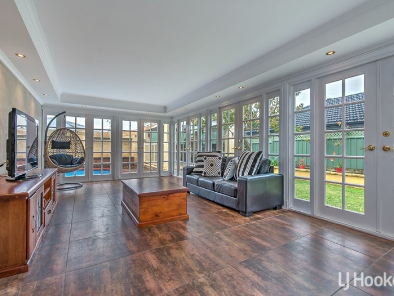 15 Merlin Way, Wattle Grove WA 6107