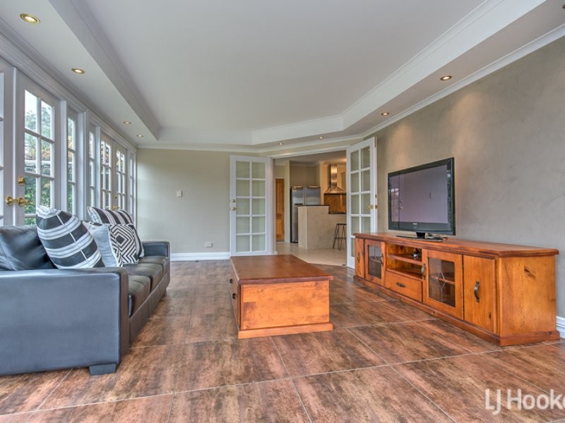 15 Merlin Way, Wattle Grove WA 6107