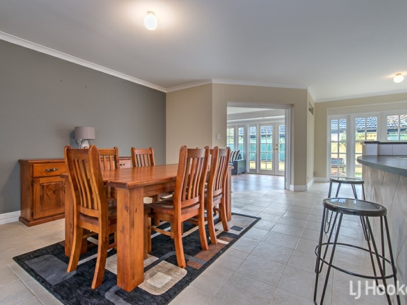 15 Merlin Way, Wattle Grove WA 6107