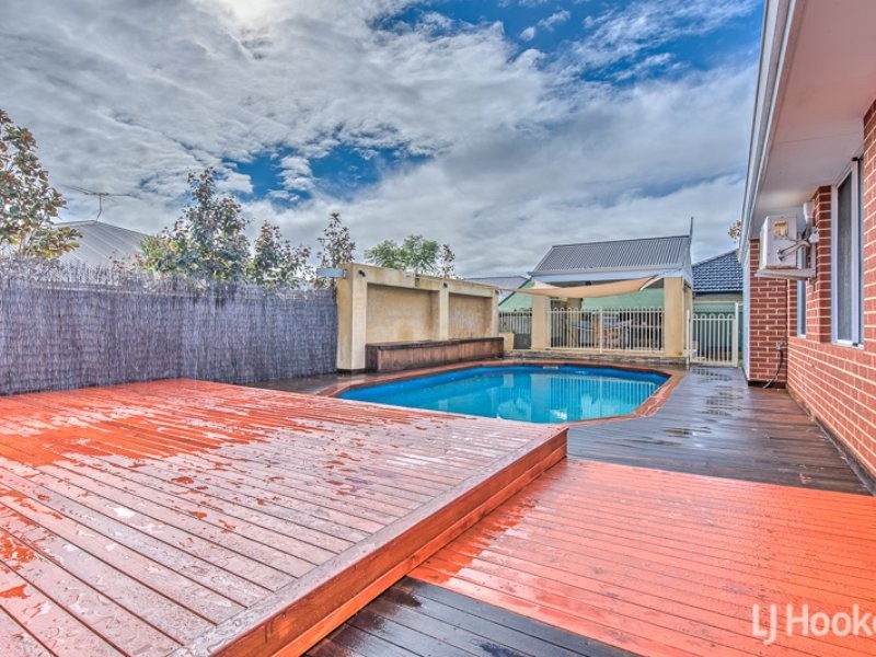 15 Merlin Way, Wattle Grove WA 6107