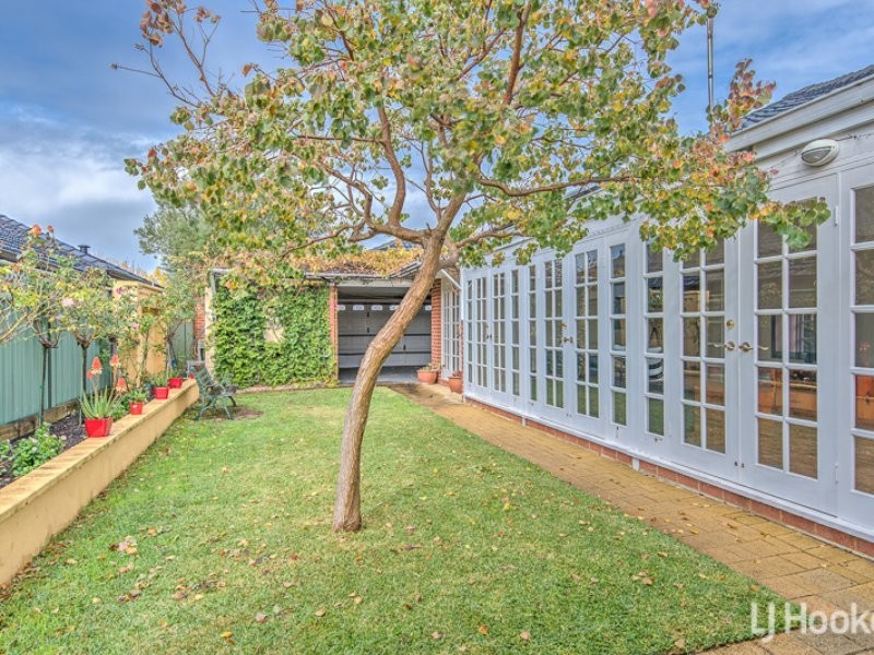 15 Merlin Way, Wattle Grove WA 6107