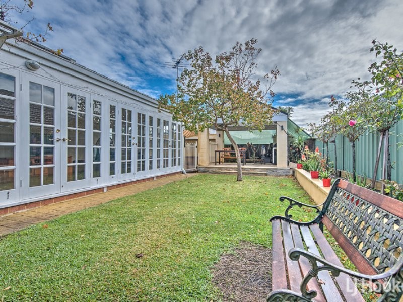 15 Merlin Way, Wattle Grove WA 6107