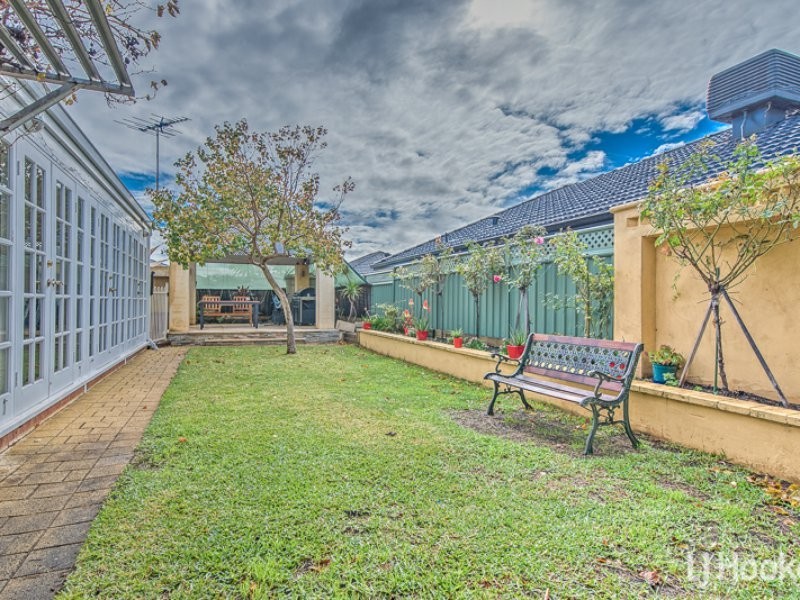 15 Merlin Way, Wattle Grove WA 6107