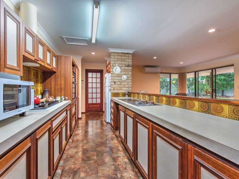 4 Empire Way, Thornlie WA 6108