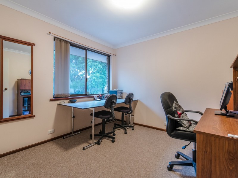 4 Empire Way, Thornlie WA 6108