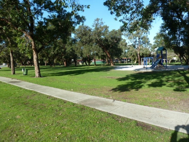 2 Glyndebourne Avenue, Thornlie WA 6108