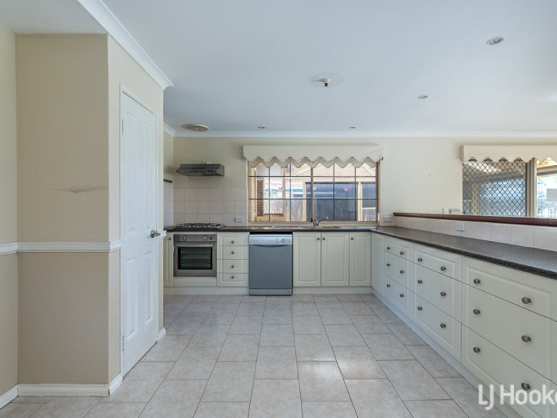 125 Forest Lakes Drive, Thornlie WA 6108