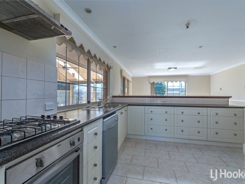 125 Forest Lakes Drive, Thornlie WA 6108