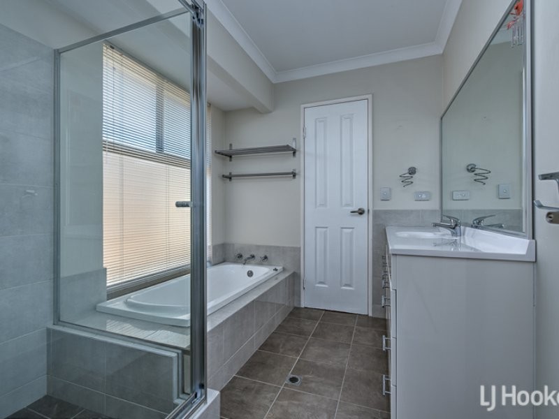 125 Forest Lakes Drive, Thornlie WA 6108