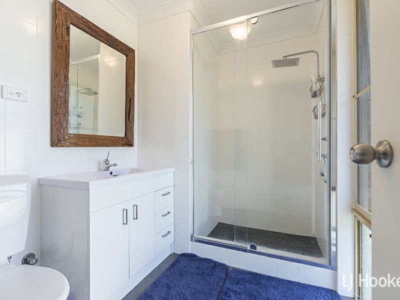 19 Lakeside Drive, Thornlie WA 6108