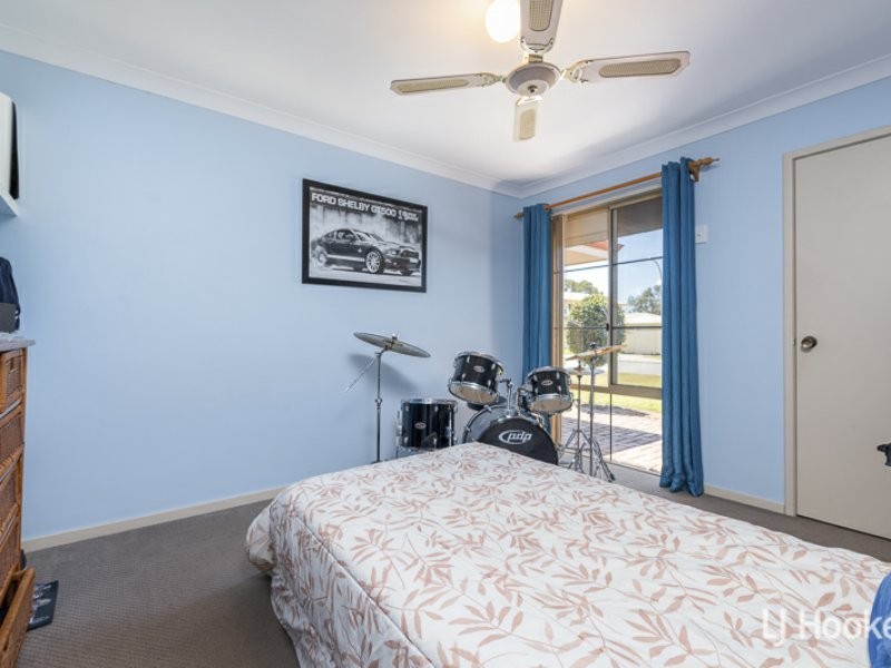 19 Lakeside Drive, Thornlie WA 6108