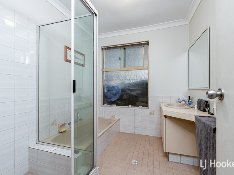 19 Lakeside Drive, Thornlie WA 6108