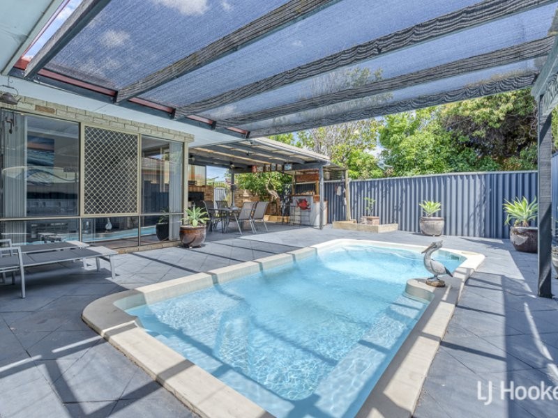 19 Lakeside Drive, Thornlie WA 6108