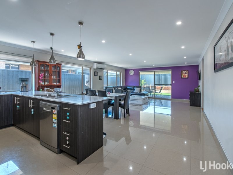 8 Topiary Avenue, Piara Waters WA 6112