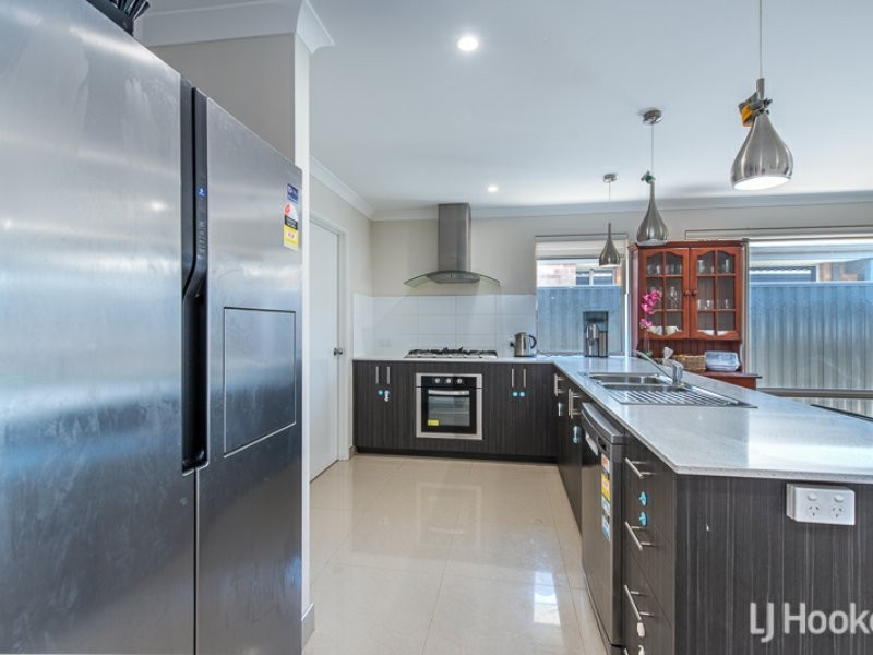 8 Topiary Avenue, Piara Waters WA 6112