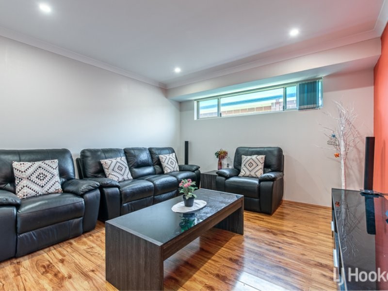 8 Topiary Avenue, Piara Waters WA 6112