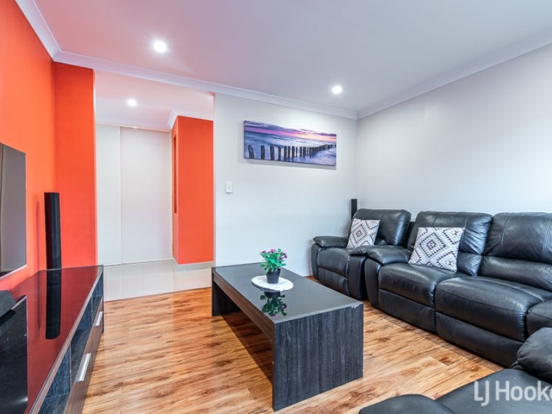 8 Topiary Avenue, Piara Waters WA 6112