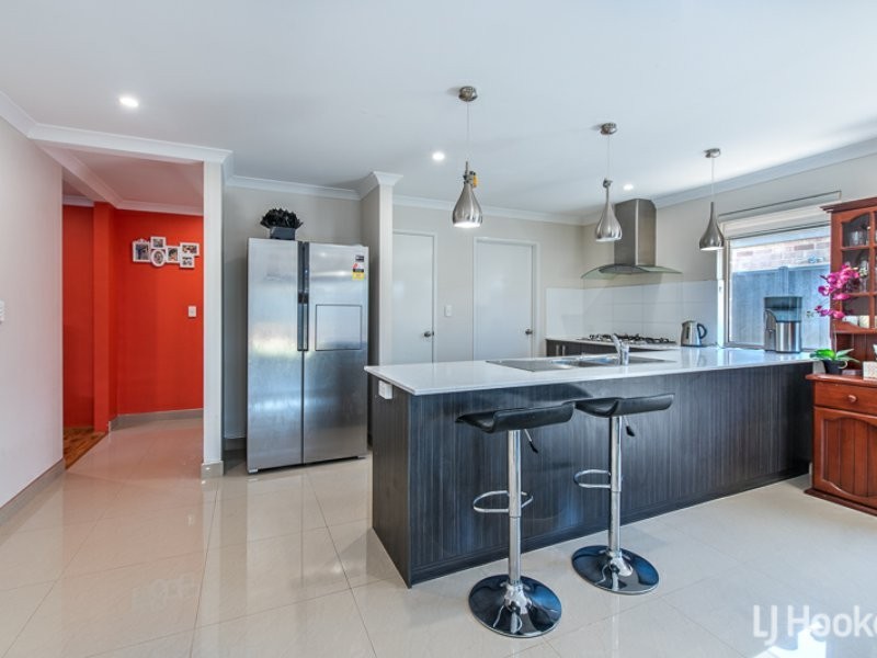 8 Topiary Avenue, Piara Waters WA 6112