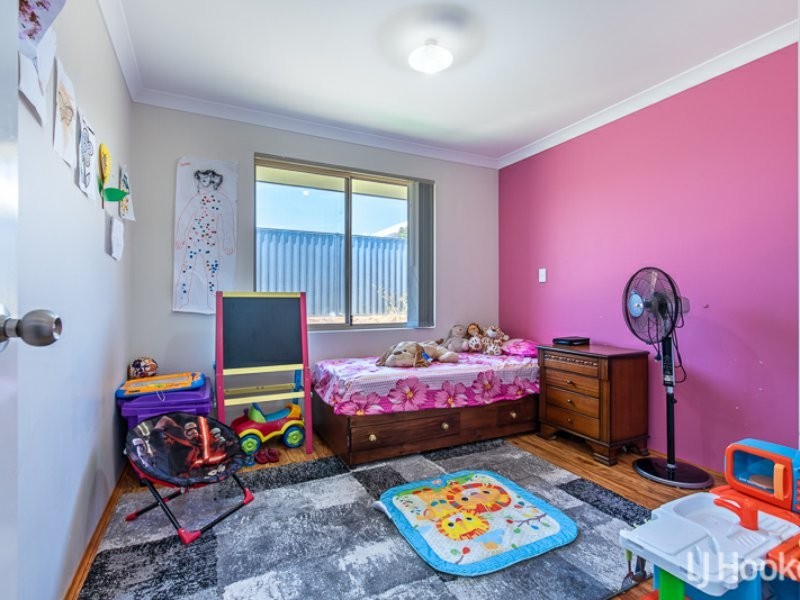 8 Topiary Avenue, Piara Waters WA 6112