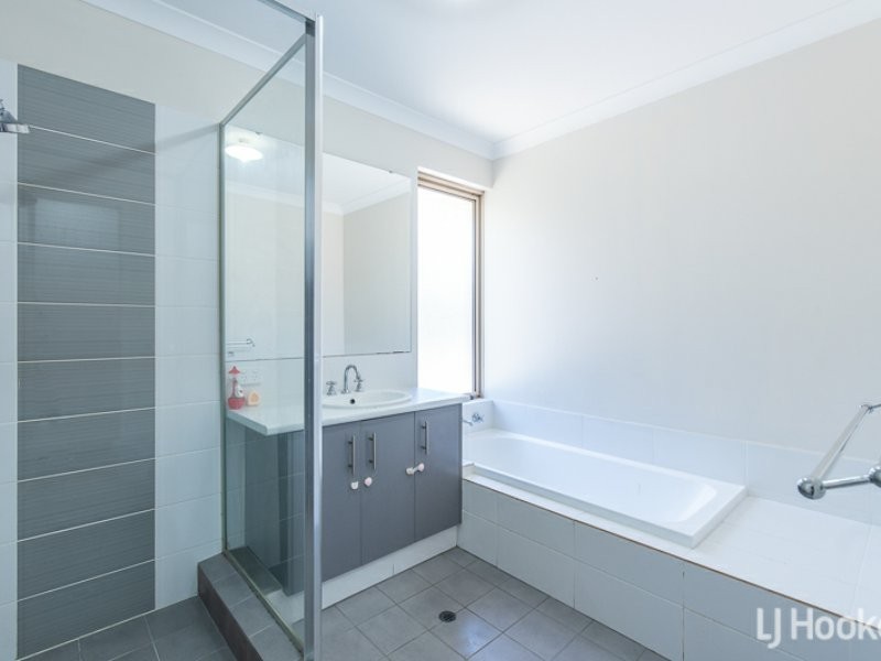 8 Topiary Avenue, Piara Waters WA 6112