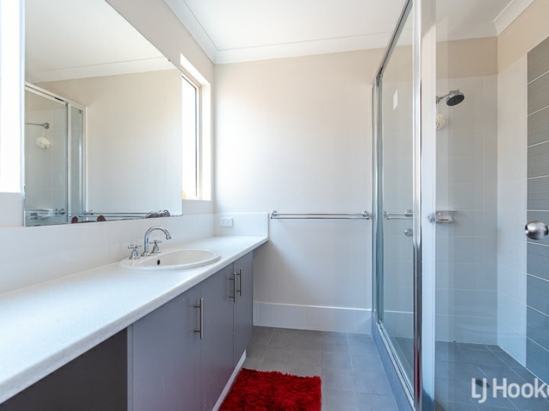 8 Topiary Avenue, Piara Waters WA 6112