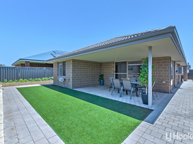 8 Topiary Avenue, Piara Waters WA 6112