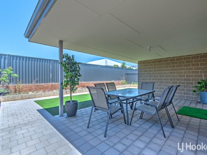 8 Topiary Avenue, Piara Waters WA 6112