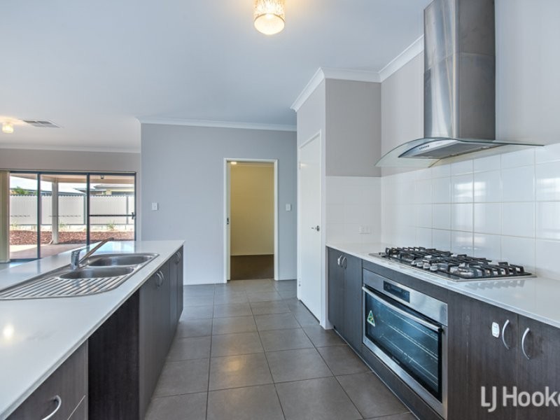 7 Mannhein Crescent, Piara Waters WA 6112