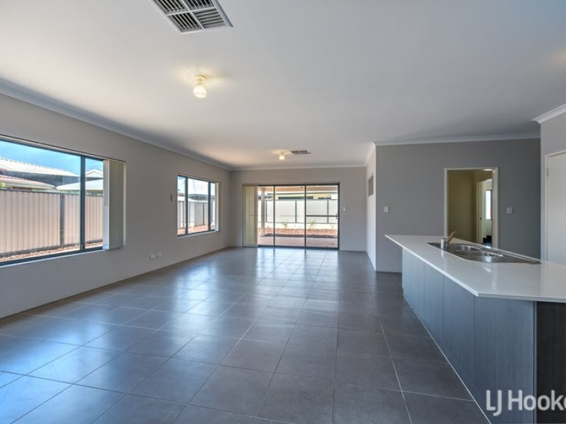 7 Mannhein Crescent, Piara Waters WA 6112