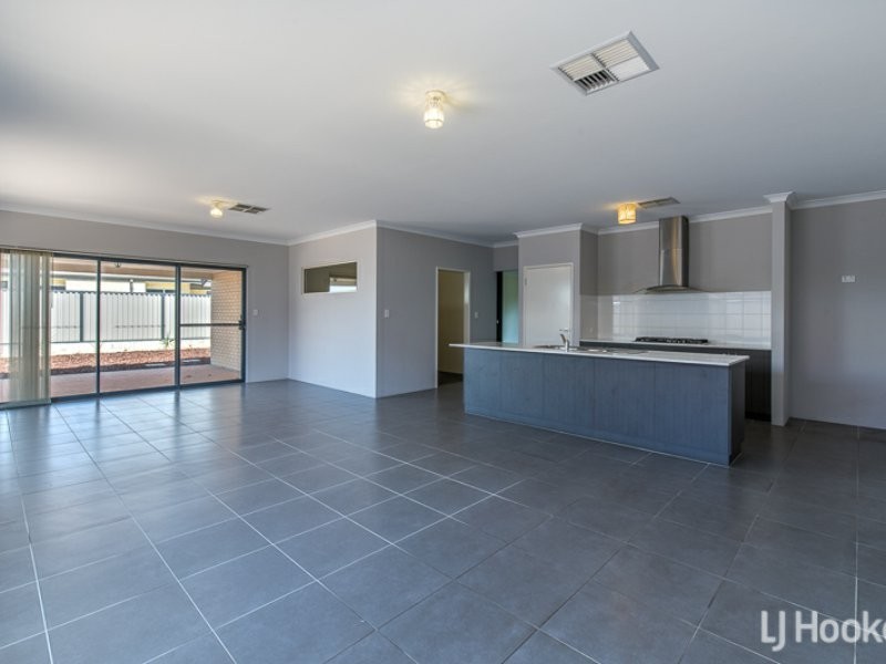 7 Mannhein Crescent, Piara Waters WA 6112