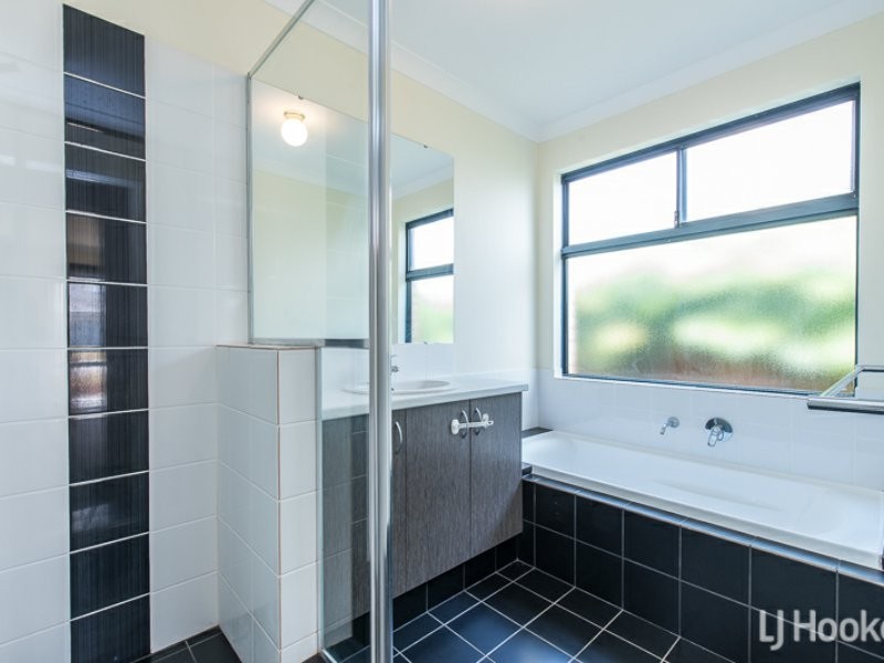 7 Mannhein Crescent, Piara Waters WA 6112